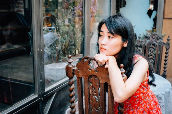 Joven bonita mujer asiática sentada en el café sintiéndose sola . — Foto de Stock