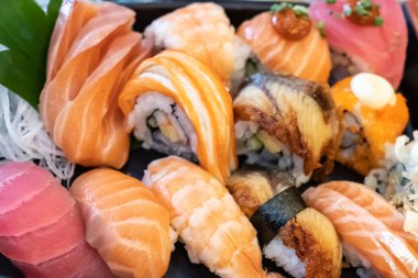 Tabakta suşi, Japon yemeği..