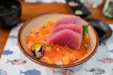 Tekkadon 'un (ton balığı kasesi) masaya yakın, taze sashimi, ra