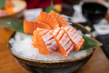 Somon balığını kasenin üstüne koy..