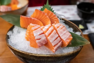 Somon balığını kasenin üstüne koy..