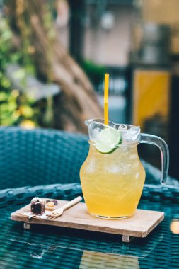 Bal ve limonlu buzlu çay Masanın üzerinde küçük bir şifoniyer. 