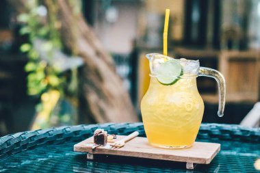 Bal ve limonlu buzlu çay Masanın üzerinde küçük bir şifoniyer. 