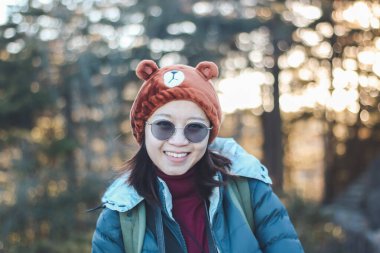 Kışlık ceketli, genç ve güzel Asyalı kadın, gezgin...