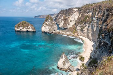 Nusa Penida, Bali, Endonezya 'daki elmas plajında göz kamaştırıcı manzara.