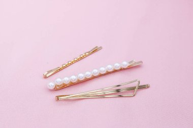 Kopyalama alanı olan pembe kumaşta lüks saç tokaları.