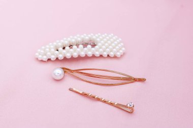 Kopyalama alanı olan pembe kumaşta lüks saç tokaları.