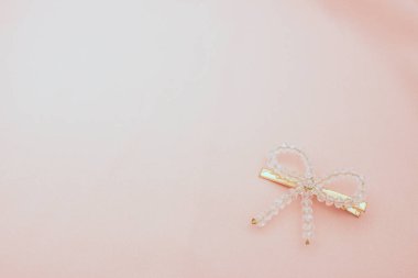 Kopyalama alanı olan pembe kumaşta lüks saç tokası.