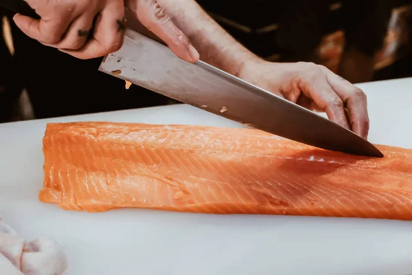 Chef Professionista Che Prepara Salmone Fresco Tagliere — Foto Stock