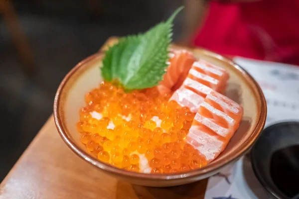 Zbliżenie łososia don na stole, świeże sashimi, surowy łosoś, — Zdjęcie stockowe