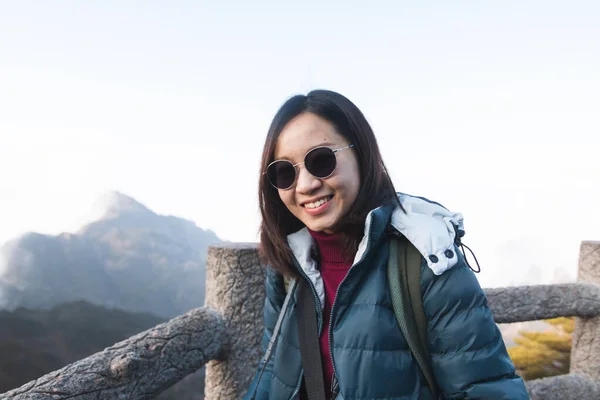 Hermosa joven asiática mujer en su chaqueta de invierno, conce viajero — Foto de Stock