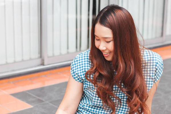 행복해 하고 웃고 있는 젊은 아시아 여성의 확대 사진. — 스톡 사진