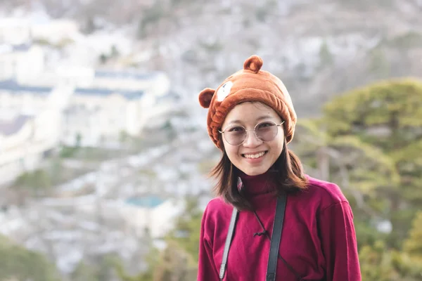Hermosa joven asiática mujer en su chaqueta de invierno, conce viajero — Foto de Stock