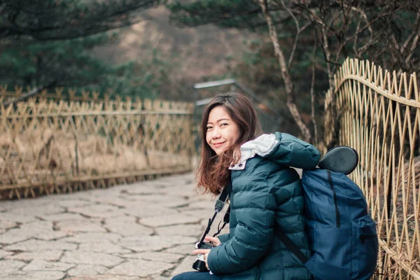 Hermosa joven asiática mujer en su chaqueta de invierno, conce viajero — Foto de Stock