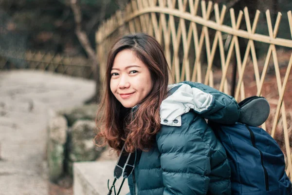 Hermosa joven asiática mujer en su chaqueta de invierno, conce viajero — Foto de Stock