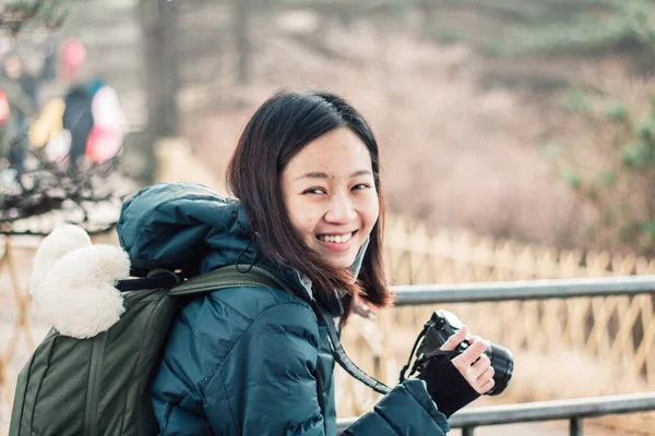 Hermosa joven asiática mujer en su chaqueta de invierno, conce viajero — Foto de Stock