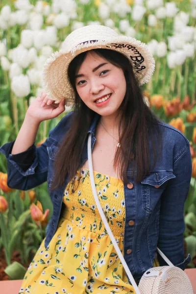 Primer plano de la joven mujer asiática con fondo de flor borrosa. — Foto de Stock