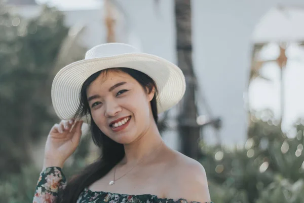 Hermosa mujer asiática sintiéndose feliz con fondo borroso playa . — Foto de Stock