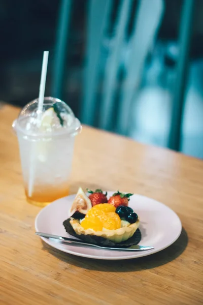 Gros plan de tarte aux fruits sur la table en bois . — Photo