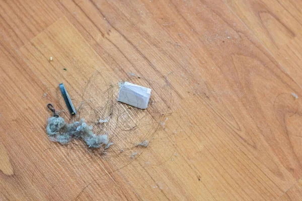 Ahşap zemindeki toz ve kiri kapat..