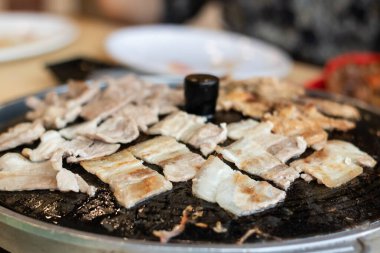 Kore barbeküsü, fırında kızartılmış çiğ et..