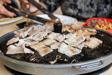 Kore barbeküsü, fırında kızartılmış çiğ et..