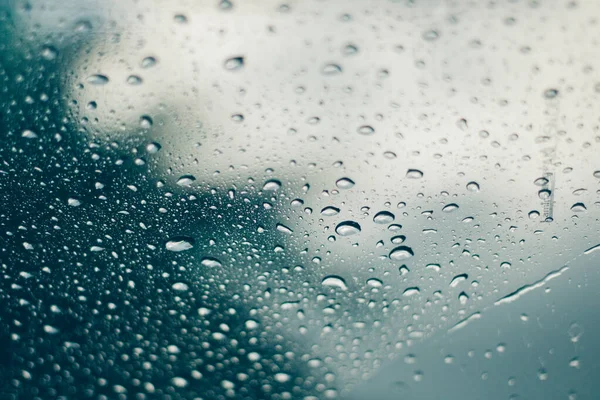 Verschwommenes Regenfenster mit rotem Bokeh-Licht — Stockfoto