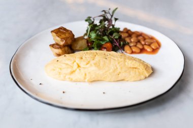 Lezzetli omlet fasulye ve salata tabak, Kahvaltı.