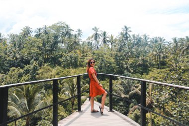 Genç ve güzel Asyalı kadın dağ manzaralı, Ubud, B