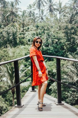 Genç ve güzel Asyalı kadın dağ manzaralı, Ubud, B