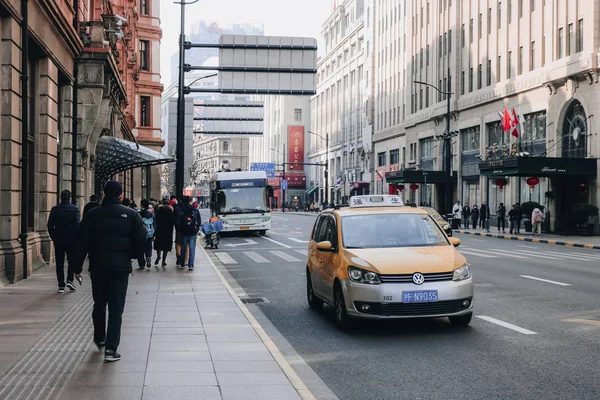 Shanghai, china - 21. januar, spaziergänger auf der straße in shanghai — Stockfoto