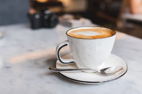 Une tasse de café avec latte art dans le café. — Photo