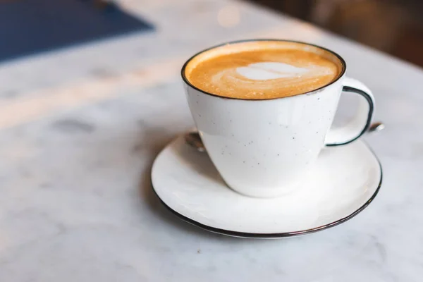 Une tasse de café avec latte art dans le café. — Photo
