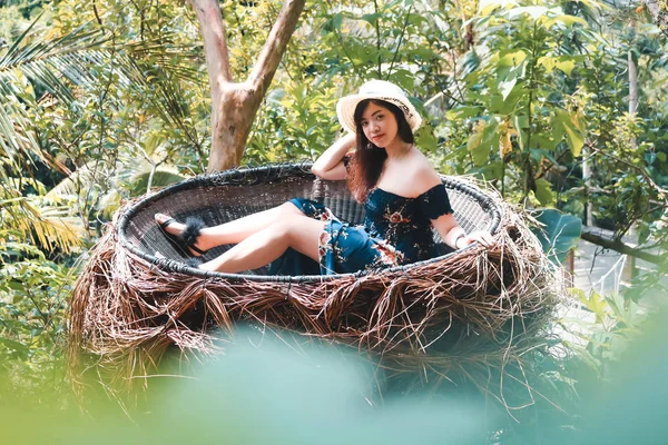 Bella donna asiatica è seduta sul nido di paglia, Ubud, Bali. — Foto Stock