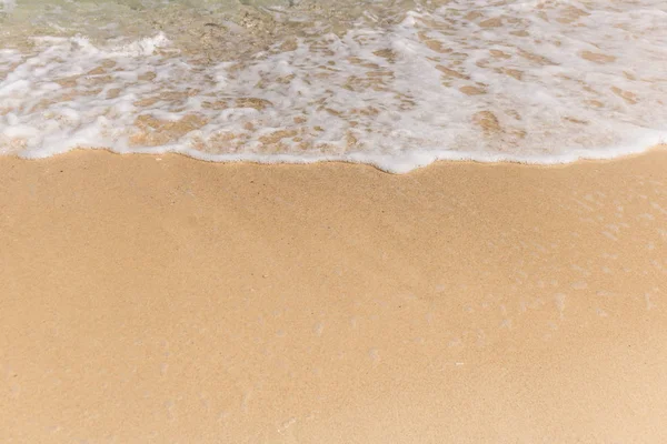 Primo piano dell'onda morbida dell'oceano sulla sabbia, sullo sfondo . — Foto Stock