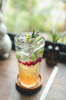 Kafedeki nar gazozunu kapat..