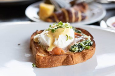 Tütsülenmiş somon ve yumurta..