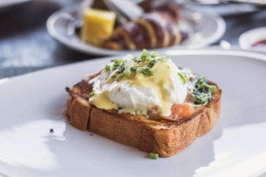 Tütsülenmiş somon ve yumurta..