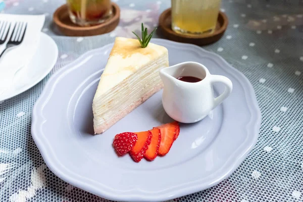 Gâteau Aux Crêpes Aux Fraises Avec Sauce Aux Fraises Sur — Photo