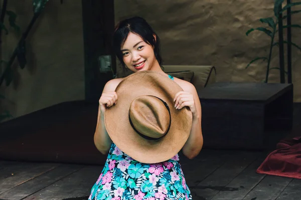 Joven Mujer Asiática Relajándose Piscina Sosteniendo Sombrero Paja — Foto de Stock