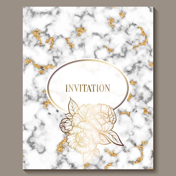 Tarjetas de invitación de boda de lujo y elegantes con textura de mármol y fondo de brillo dorado. Invitación de boda moderna decorada con flores de peonía — Vector de stock