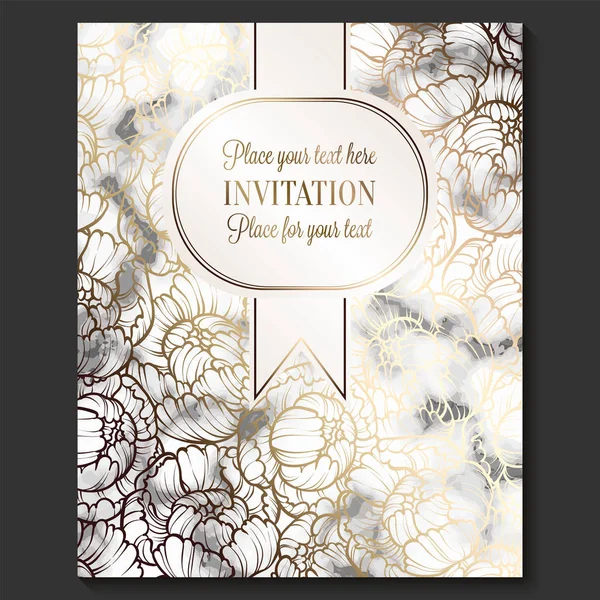 Tarjetas de invitación de boda de lujo y elegantes con textura de mármol y plantilla geométrica dorada para texto. Invitación de boda moderna decorada con patrón de flor de peonía — Vector de stock