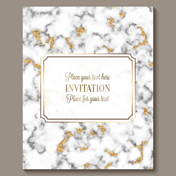 Tarjetas de invitación de boda de lujo y elegantes con textura de mármol y fondo de brillo dorado. Invitación de boda moderna — Archivo Imágenes Vectoriales