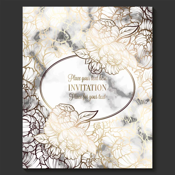 Luxe en elegante bruiloft uitnodigingskaarten met marmeren textuur en Gouden geometrische sjabloon voor tekst. Moderne bruiloft uitnodiging versierd met peony bloemenpatroon — Stockvector