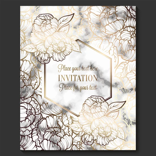 Cartes d'invitation de mariage luxueuses et élégantes avec texture en marbre et modèle géométrique doré pour le texte. Invitation de mariage moderne décorée avec motif de fleur de pivoine — Image vectorielle