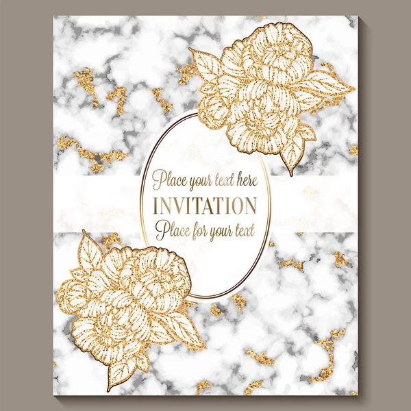 Tarjetas de invitación de boda de lujo y elegantes con textura de mármol y fondo de brillo dorado. Invitación de boda moderna decorada con flores de peonía — Vector de stock