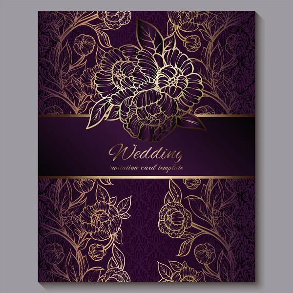 Exquisita invitación de boda de lujo púrpura real, fondo floral dorado con marco y lugar para el texto, follaje de encaje hecho de rosas o peonías con degradado dorado brillante . — Archivo Imágenes Vectoriales