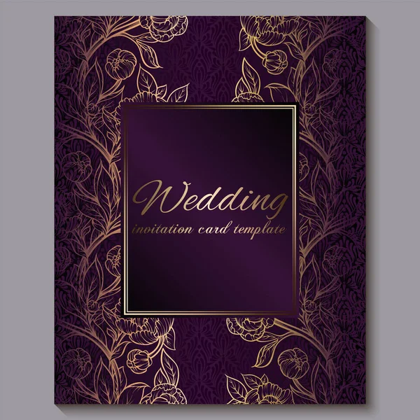 Εξαίσια Βασιλική μωβ γαμήλια πρόσκληση, χρυσό floral φόντο με πλαίσιο και θέση για το κείμενο, δαντελωτά φύλλωμα από τριαντάφυλλα ή παιώνιες με χρυσή γυαλιστερή διαβάθμιση. — Διανυσματικό Αρχείο
