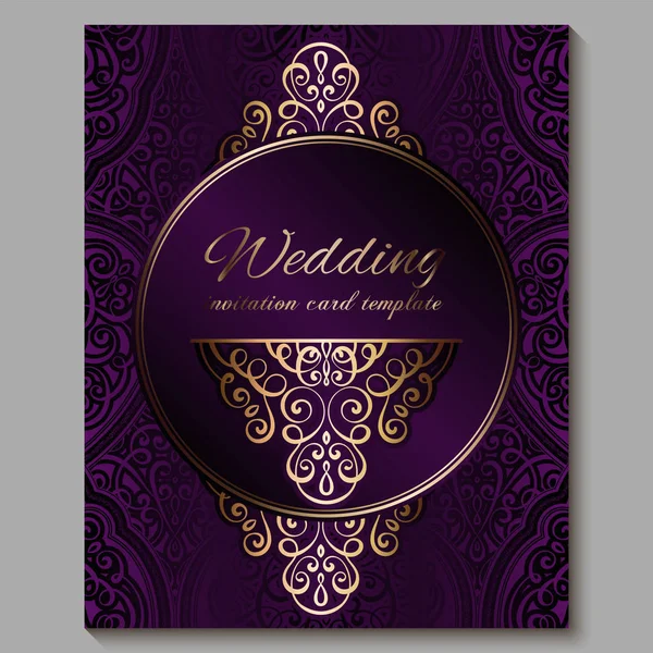 Bruiloft uitnodigingskaart met goud glanzend Oosterse en barokke rijke loof. Koninklijke paarse sierlijke islamitische achtergrond voor uw ontwerp. Islam, Arabisch, Indisch, Dubai. — Stockvector