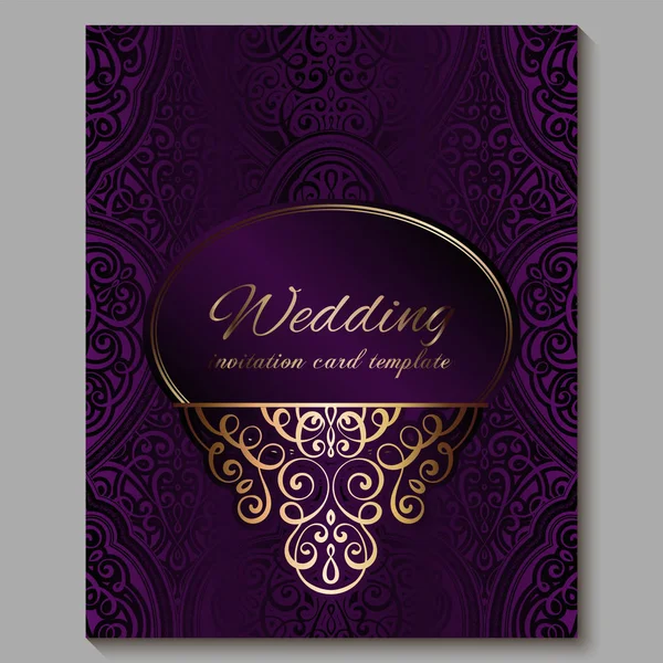 Bruiloft uitnodigingskaart met goud glanzend Oosterse en barokke rijke loof. Koninklijke paarse sierlijke islamitische achtergrond voor uw ontwerp. Islam, Arabisch, Indisch, Dubai. — Stockvector
